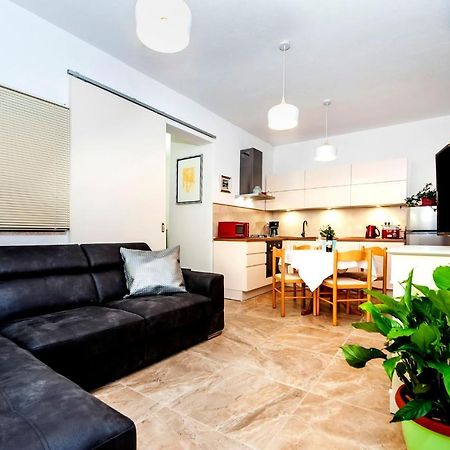 Apartments Karmen 로비니 외부 사진