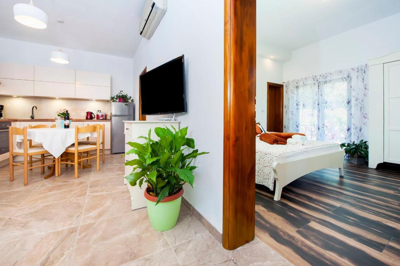 Apartments Karmen 로비니 외부 사진