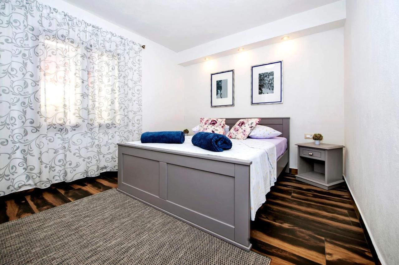 Apartments Karmen 로비니 외부 사진