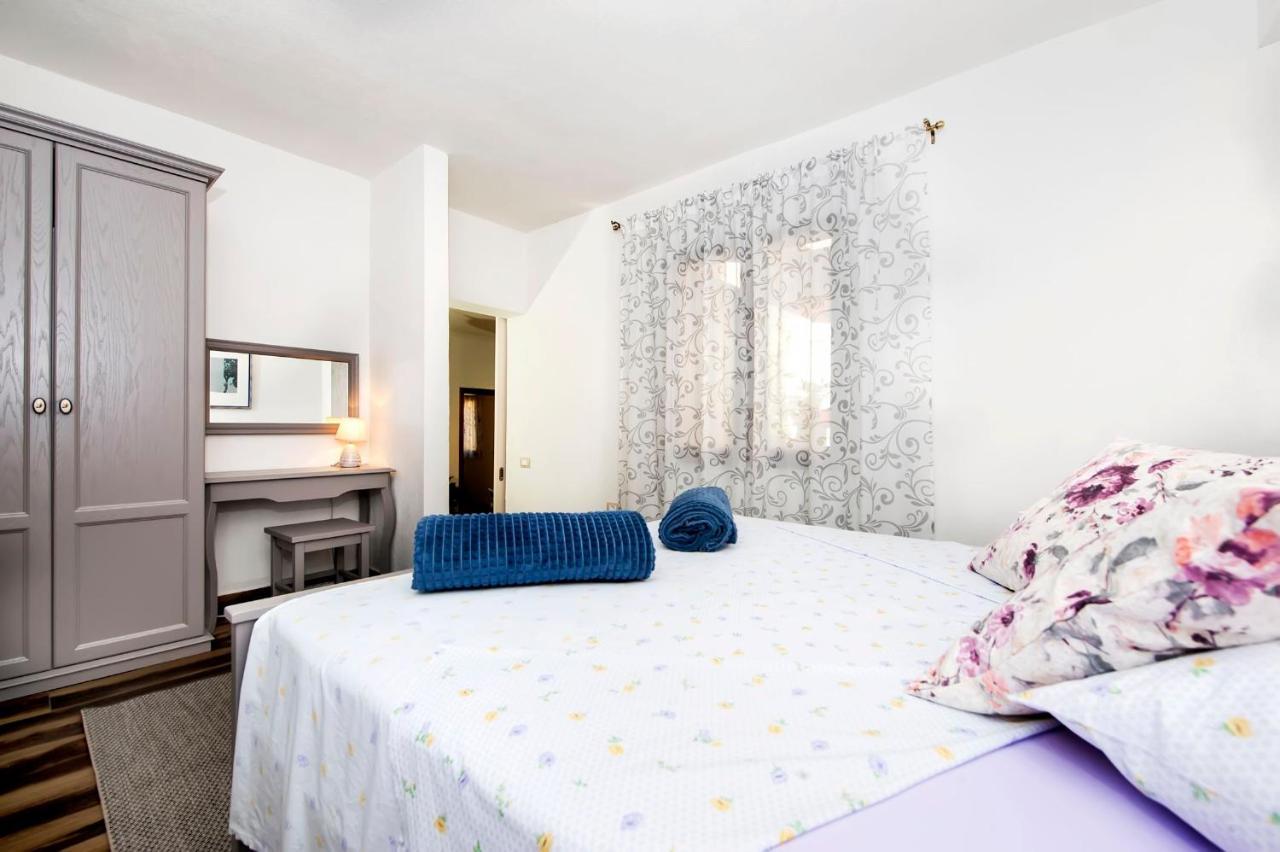Apartments Karmen 로비니 외부 사진