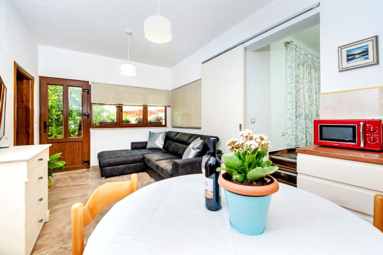 Apartments Karmen 로비니 외부 사진