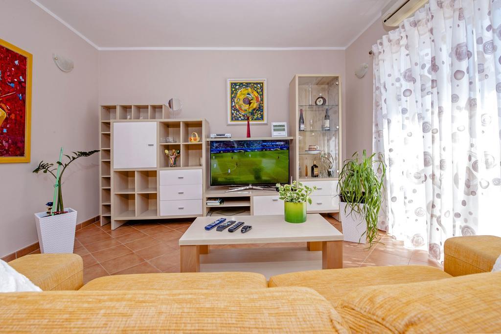 Apartments Karmen 로비니 외부 사진