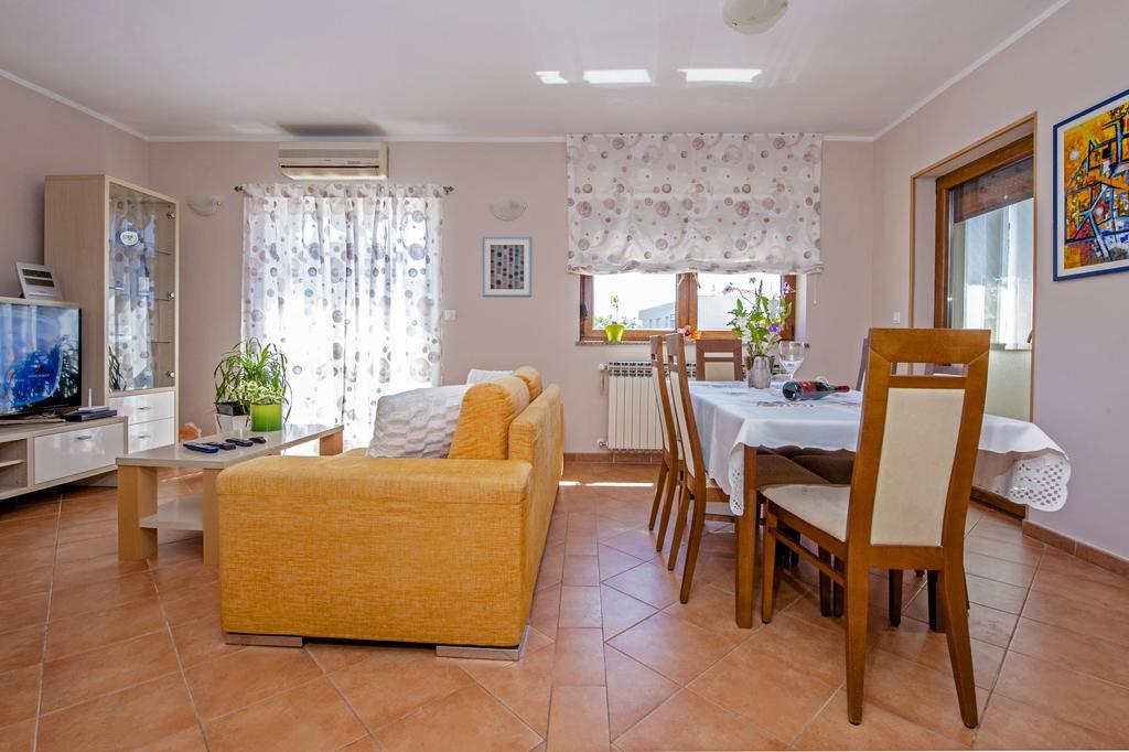 Apartments Karmen 로비니 외부 사진