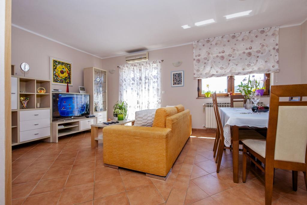 Apartments Karmen 로비니 외부 사진