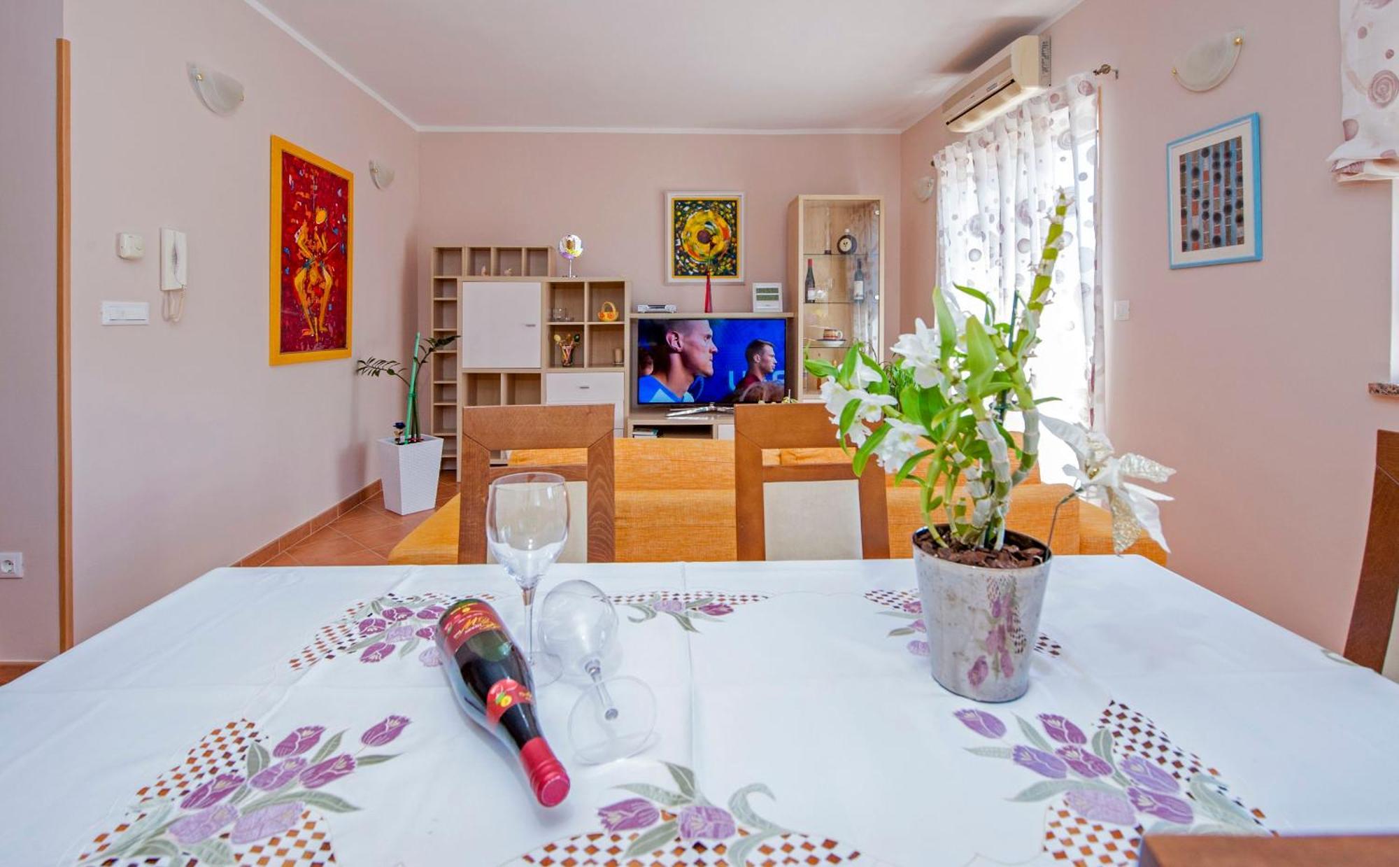 Apartments Karmen 로비니 외부 사진