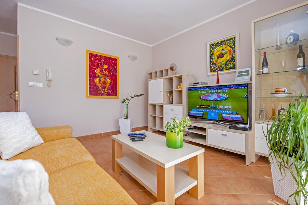 Apartments Karmen 로비니 외부 사진
