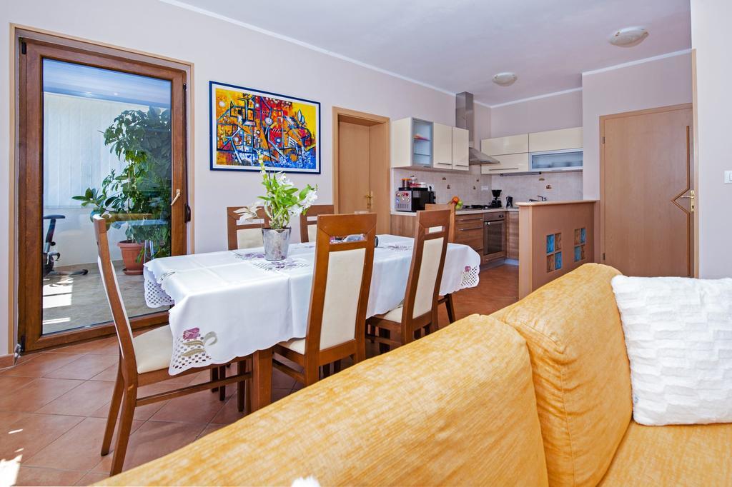 Apartments Karmen 로비니 외부 사진