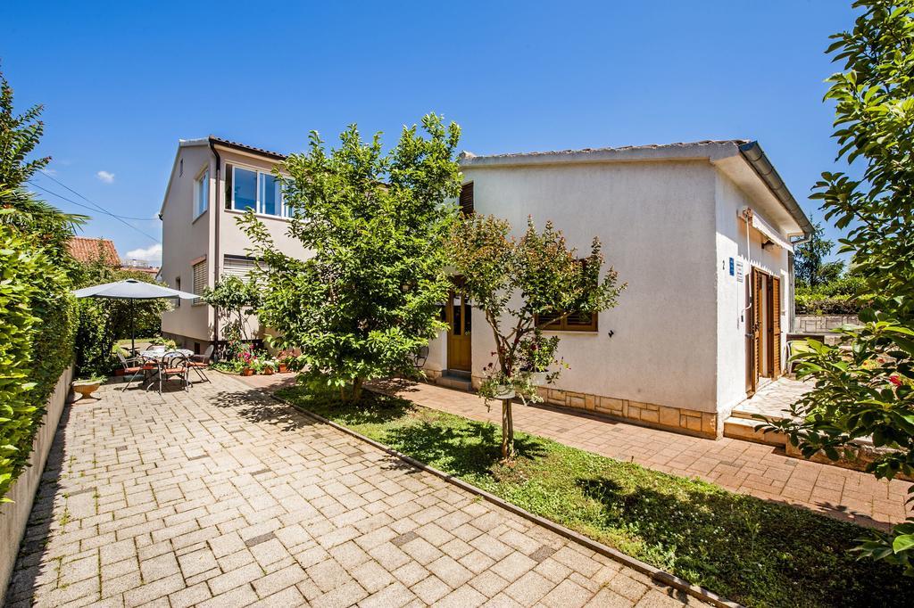 Apartments Karmen 로비니 외부 사진