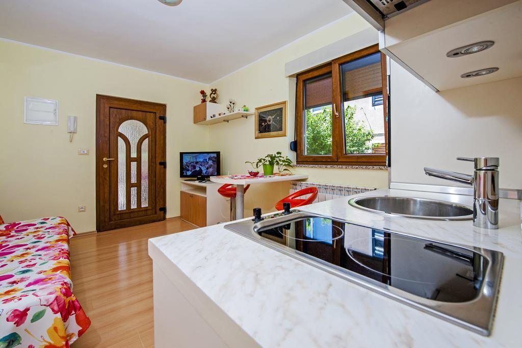 Apartments Karmen 로비니 외부 사진