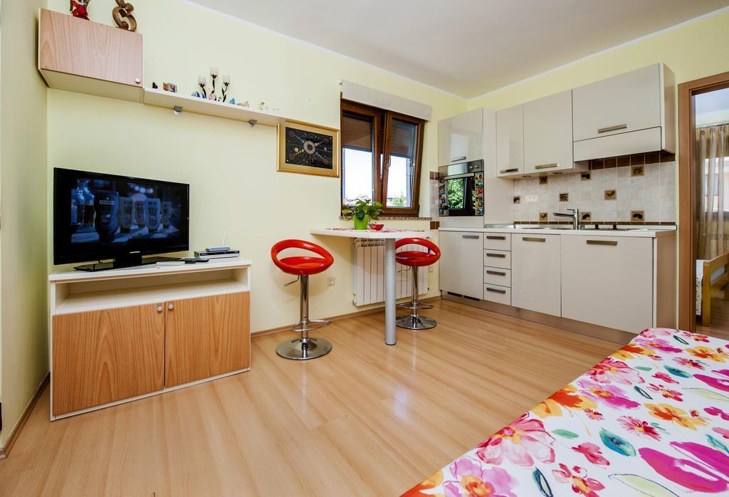 Apartments Karmen 로비니 외부 사진
